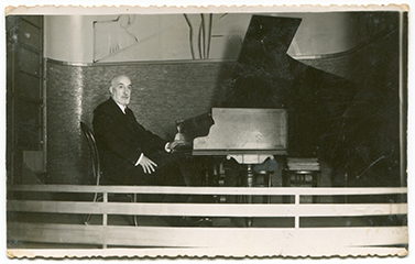 Valentin Larrea pianoan nuevo casino eslavan 1945ean